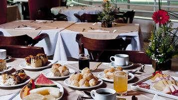 Lunch och middag serveras