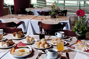 供應午餐及晚餐