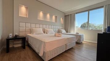 Habitación Deluxe con 1 cama doble o 2 individuales | Caja fuerte, escritorio, espacio para trabajar con un portátil