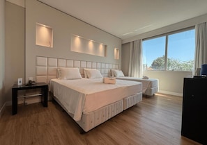 Deluxe Double or Twin Room | In-room safe, desk, laptop workspace, blackout curtains - Favorita Golden Hotel e Eventos (Sao Jose)
