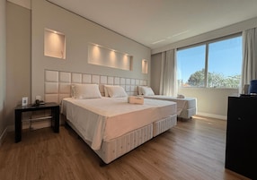 Quarto casal ou duplo luxo | Cofres nos quartos, escrivaninha, espaço de trabalho para notebook