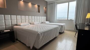 客房内保险箱、办公桌、笔记本电脑工作区、遮光窗帘