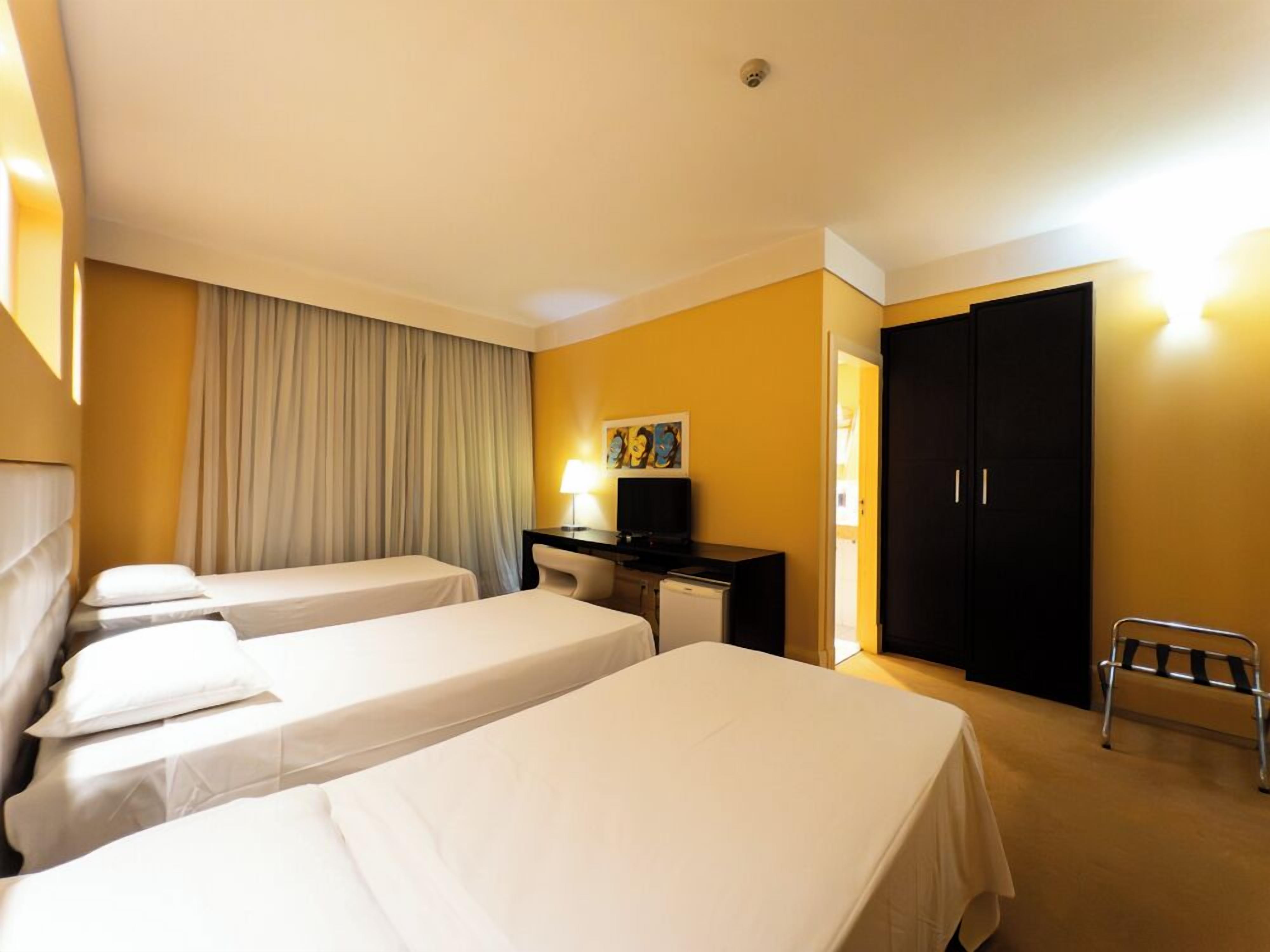 Caja de seguridad en la habitación y escritorio 