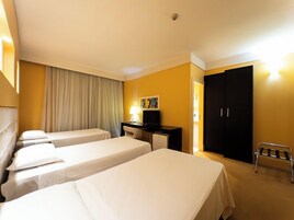 Caja de seguridad en la habitación y escritorio