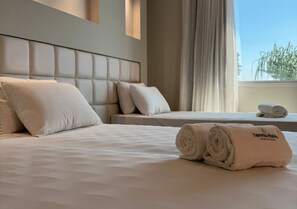 Deluxe-Doppel- oder -Zweibettzimmer | Zimmersafe, Schreibtisch, laptopgeeigneter Arbeitsplatz
