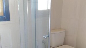 Shower, towels, soap, toilet paper - VOA Pousada Libertas (Tiradentes)