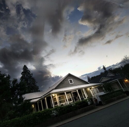 Bethany’s - Charming 4-bedroom Historic Home in Downtown Jackson