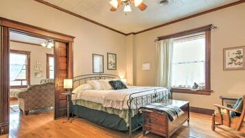 1 bedroom, desk, iron/ironing board, WiFi