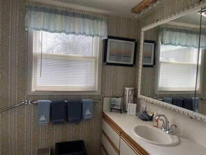 Combined shower/bathtub, hair dryer, towels, soap