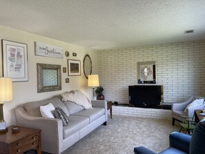 Een smart-tv, een dvd-speler en boeken