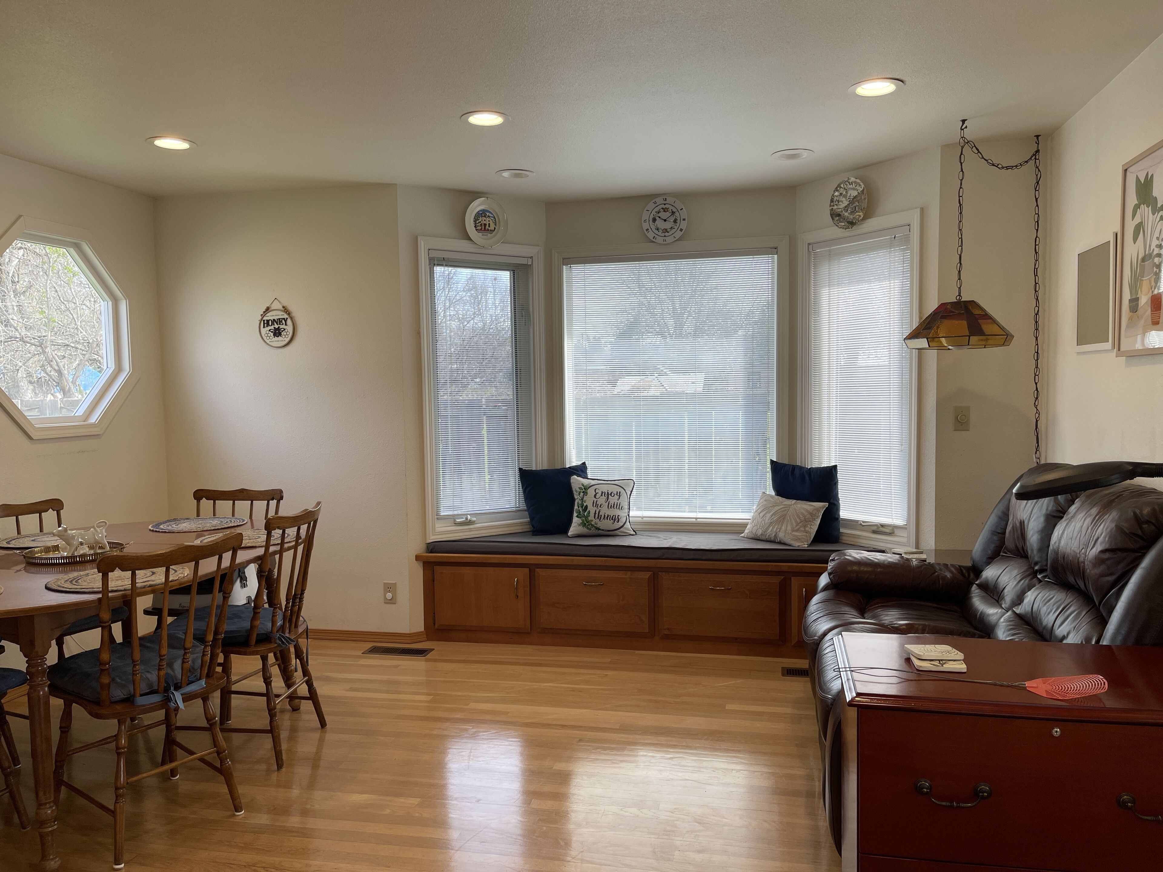 TV connectée, lecteur de DVD, livres