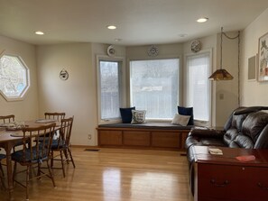 Een smart-tv, een dvd-speler en boeken