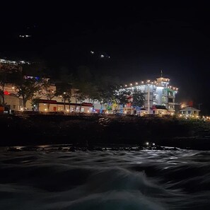 Fachada del alojamiento - Noche