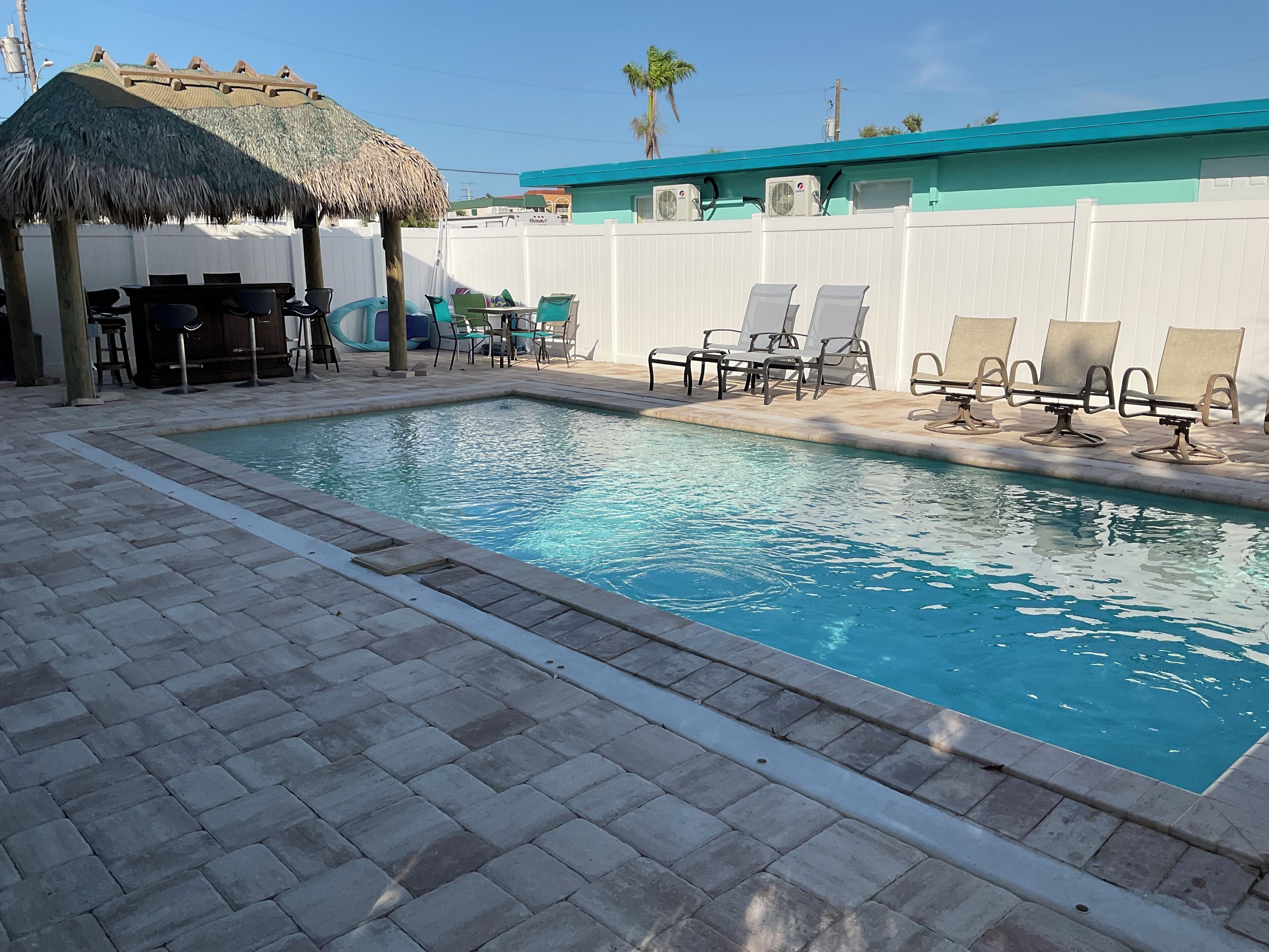 Spacious Two King, One bath, Pool, Tiki Bar, Duplex, One Blk to Times Sq. /Beach