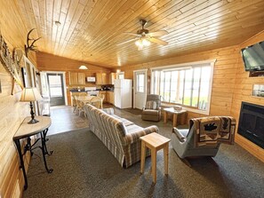 Smart-TV, peis, DVD-spiller og fotballspill