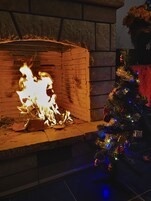 Muebles diferentes, escritorio y espacio para trabajar con laptop 