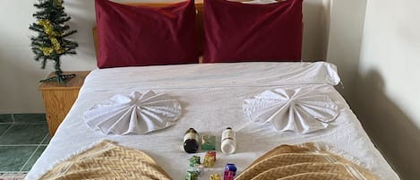 Con arredamento individuale, una scrivania, postazione laptop