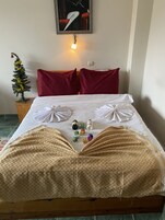 Muebles diferentes, escritorio y espacio para trabajar con laptop 