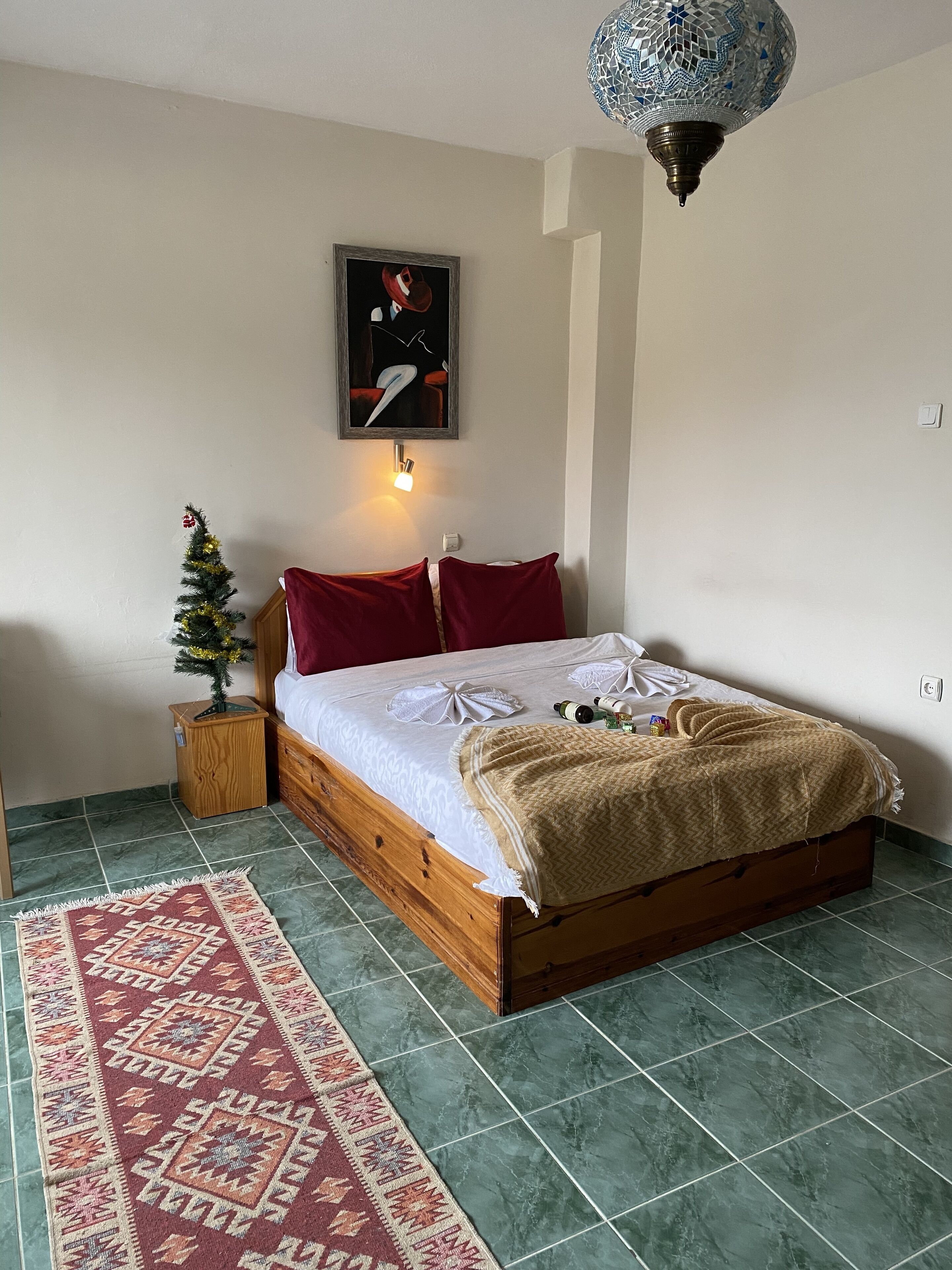 Individuell eingerichtet, Schreibtisch, laptopgeeigneter Arbeitsplatz