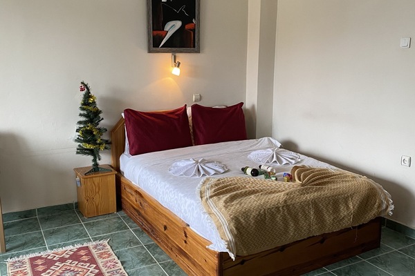 Individuell eingerichtet, Schreibtisch, laptopgeeigneter Arbeitsplatz