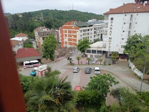 A hotel with multiple floors, a parking area, and surrounding greenery. - Can Termal & Kaplica Apart Hotel (Termal)