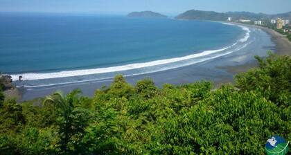 Herradura, beach house fully equipped with air conditioning, 6 people.