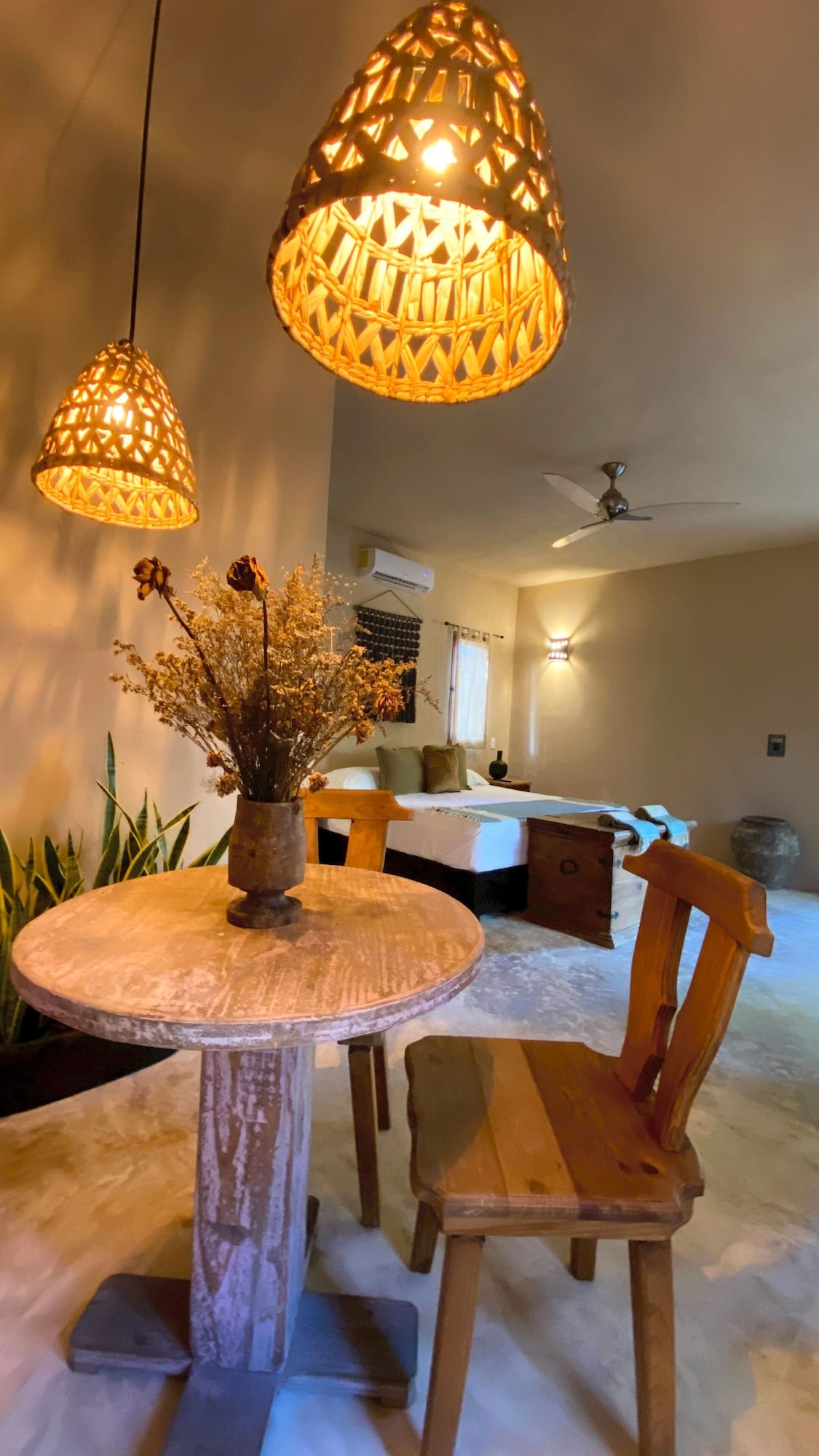 Hotel Refugio41 one bedroom accommodation with table and chairs