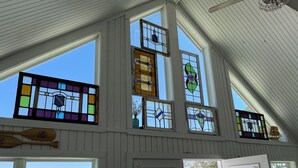 Una habitación con ventanas amplias y vistas a un lago.