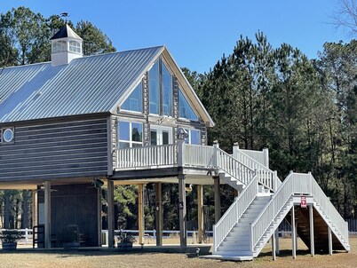 Charming Lakefront Retreat – Cozy, Quiet, and Perfect for relaxation.