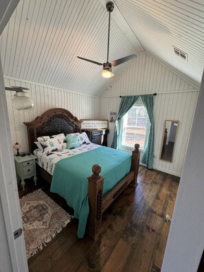 2 多间卧室、客房内保险箱、旅行婴儿床、免费 WiFi