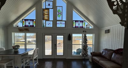 Charming Lakefront Retreat – Cozy, Quiet, and Perfect for relaxation.