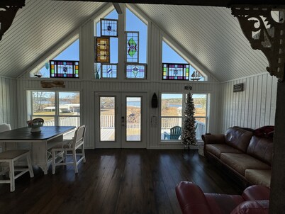 Charming Lakefront Retreat – Cozy, Quiet, and Perfect for relaxation.