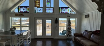 Charming Lakefront Retreat – Cozy, Quiet, and Perfect for relaxation.
