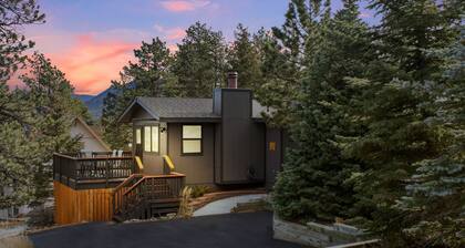 Private 3 bed home w/ hot tub, Lake & Mountain Views, Wildlife & Laundry + WiFi