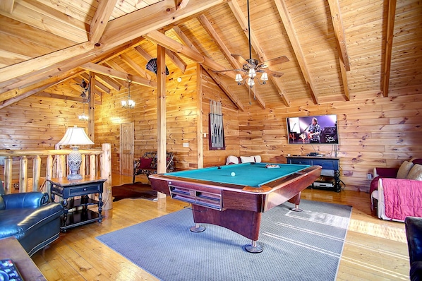 Game room - KNOTTYWOOD 🌟 Upscale, Elegant, Award-Winning! You can split  payments 3 ways. (Gatlinburg)