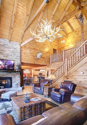 Smart TV, fireplace - KNOTTYWOOD 🌟 Upscale, Elegant, Award-Winning! You can split  payments 3 ways. (Gatlinburg)