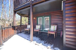 Terrace/patio - KNOTTYWOOD 🌟 Upscale, Elegant, Award-Winning! You can split  payments 3 ways. (Gatlinburg)