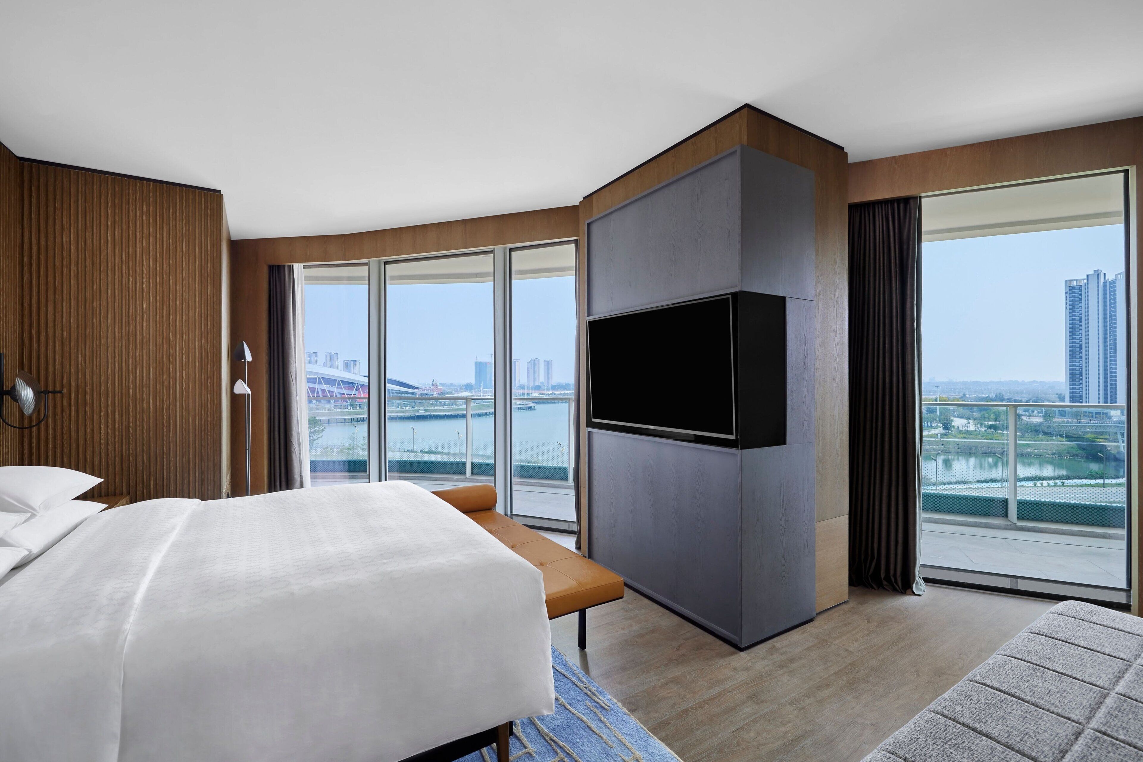 Deluxe Suite, 1 King Bed (Balcony) | Minibar, in-room safe, desk, laptop workspace