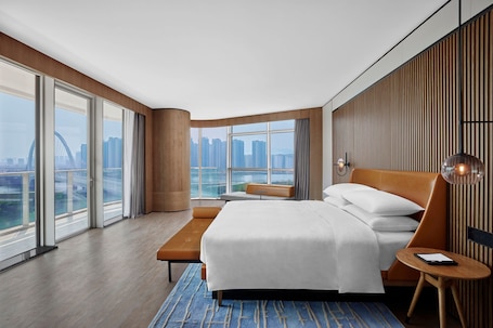 Executive Suite, 1 King Bed, Balcony | 1 bedroom, minibar, in-room safe, desk
