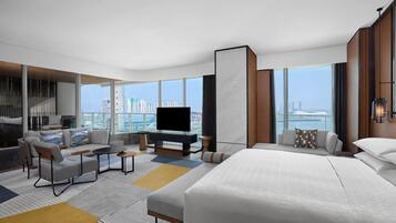 Minibar, caja de seguridad en la habitación y escritorio