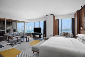 Minibar, in-room safe, desk, laptop workspace - Sheraton Zhaoqing Dinghu (Zhaoqing)