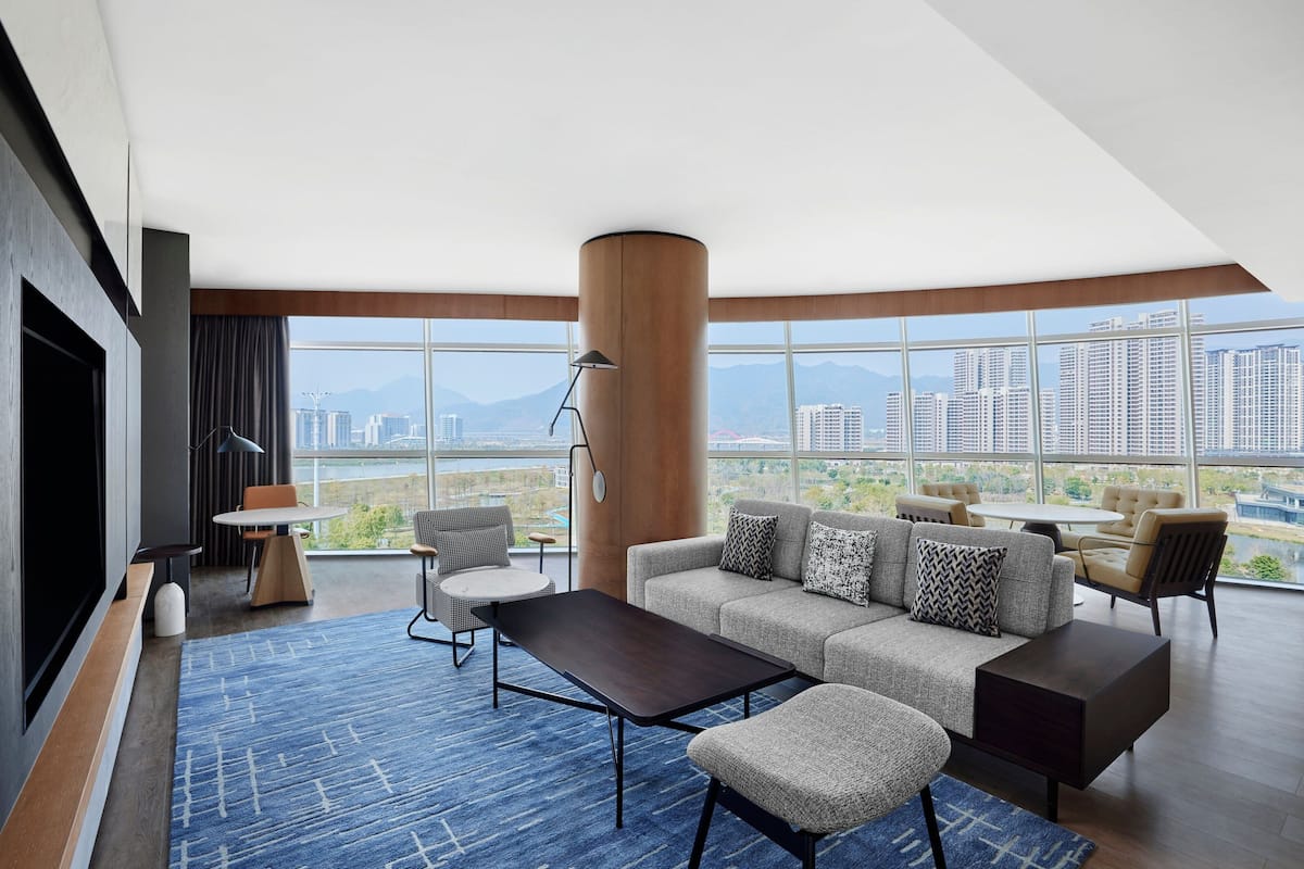Suite ejecutiva, 1 cama King size, balcón | 1 habitación, minibar, caja de seguridad en la habitación y escritorio