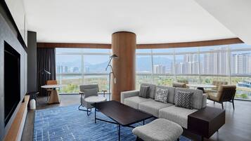 Executive Suite, 1 King Bed, Balcony | 1 bedroom, minibar, in-room safe, desk