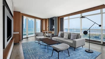 Minibar, caja de seguridad en la habitación y escritorio