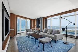 Minibar, caja de seguridad en la habitación y escritorio 