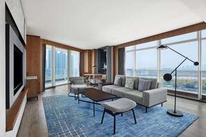 Suite – deluxe, 1 kingsize-seng (Balcony) | Minibar, safe på rommet, skrivebord og skrivebord for bærbar PC