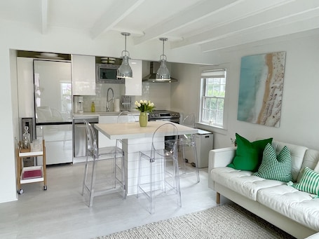 内装. Newly renovated house in Brandt Point, right near town and Children's Beach