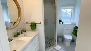 Suihku, hiustenkuivaaja, pyyhkeet, saippua