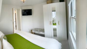 4 makuuhuonetta, silitysrauta/-lauta, ilmainen Wi-Fi, vuodevaatteet