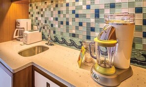 Kühlschrank, Mikrowelle, Wasserkocher mit Kaffee-/Teezubehör